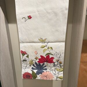 Floral Print Table Runner and Six Matching Napkins